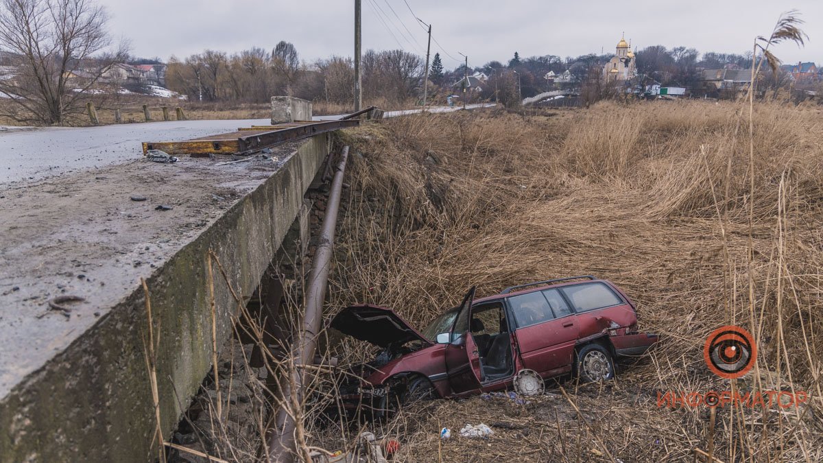 В Днепре на Зеркальной Opel снес ограждение и слетел с моста в балку