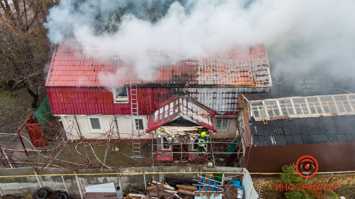 В Днепре в районе "Дафи" горел двухэтажный жилой дом