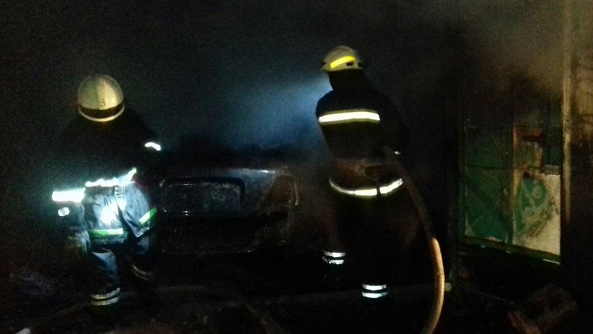 В Днепре в переулке Джинчарадзе горел гараж с двумя автомобилями