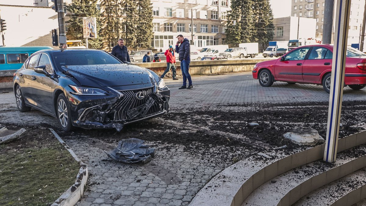 В Днепре Lexus избегал столкновения с Peugeot и чуть не въехал в ювелирный магазин