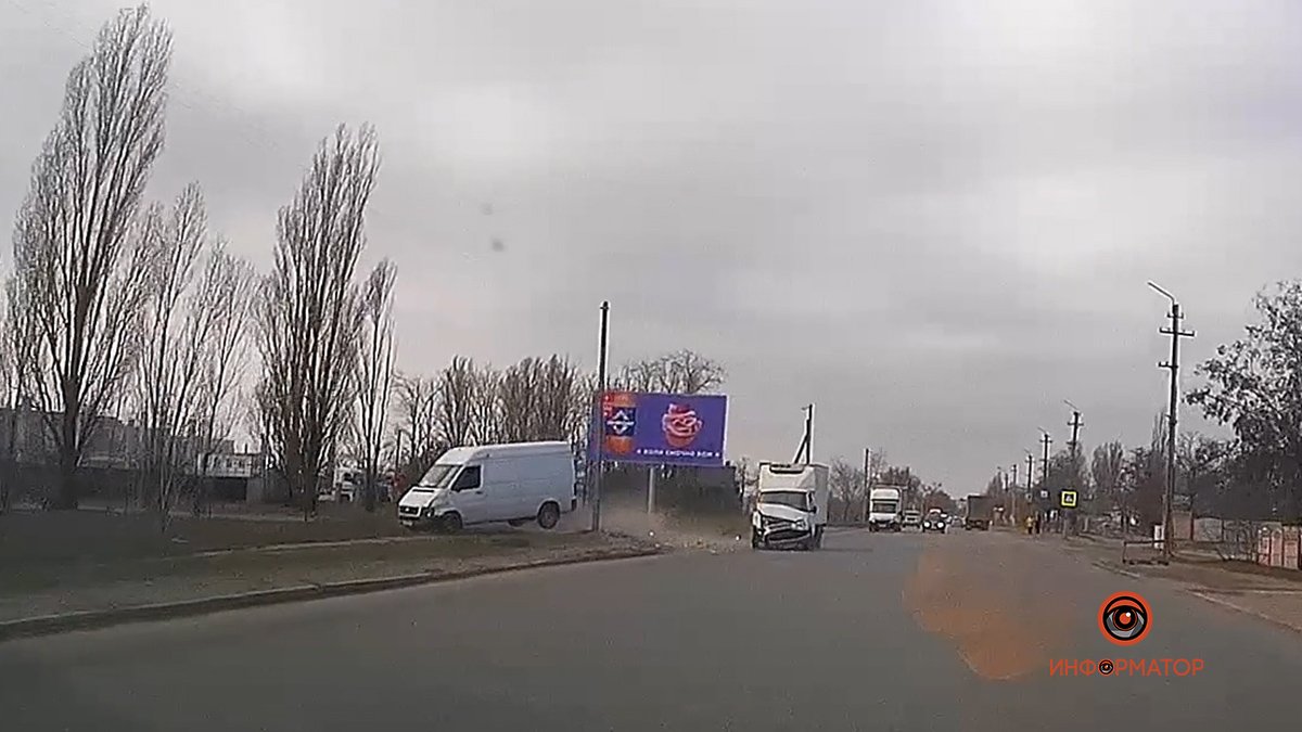 В Днепре на Днепросталевской Volkswagen столкнулся с грузовиком и вылетел на обочину: появилось видео