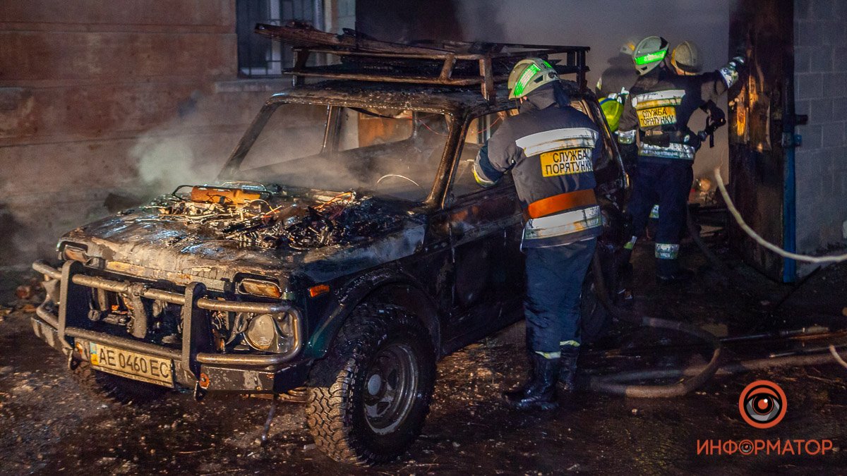 В Днепре на Приднепровской горел гараж с автомобилем внутри
