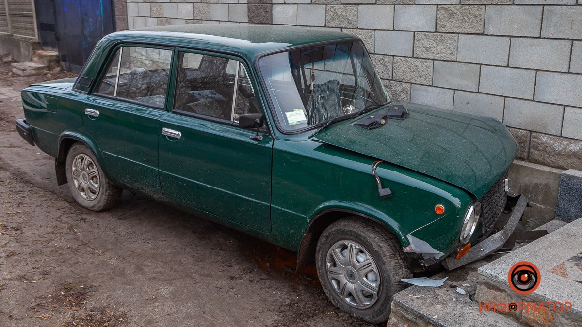 В Днепре на Ростовской ВАЗ врезался в забор: водителя забрала скорая