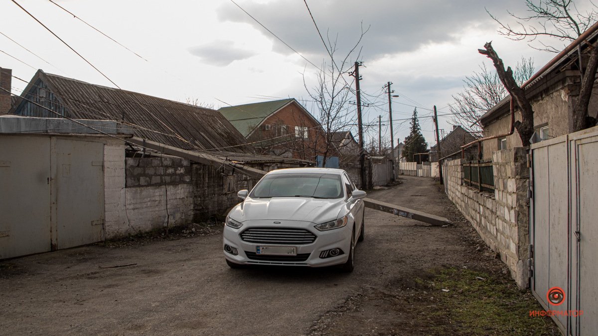 В Днепре на Макеевской, перекрыв улицу, три недели лежит поваленный столб
