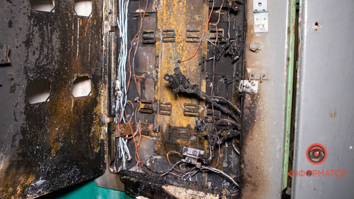 В Днепре на Янтарной в подъезде дома загорелся щиток