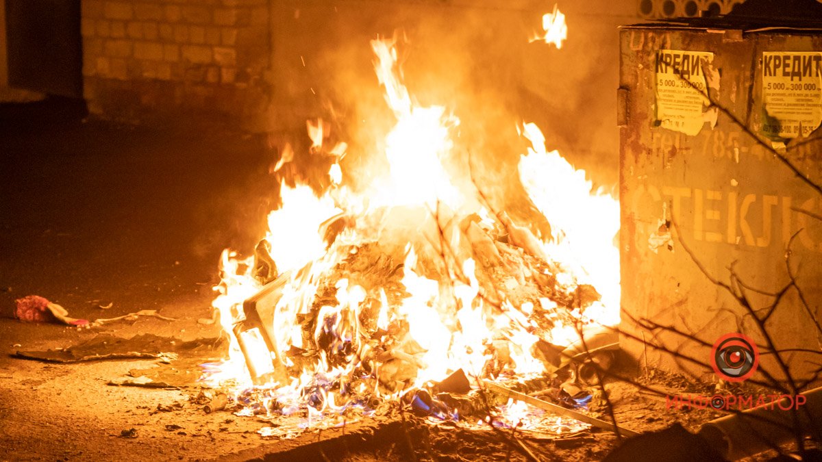 В Днепре на Старомостовой площади горел мусорный бак