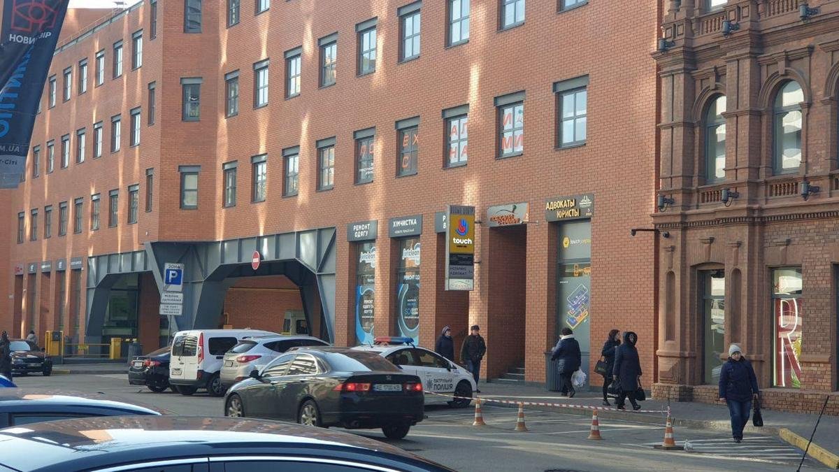 В центре Днепра заминировали больницу: людей эвакуировали