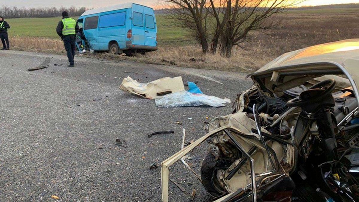 На трассе Днепр-Харьков ВАЗ влетел в фуру: один человек погиб, четверо пострадали