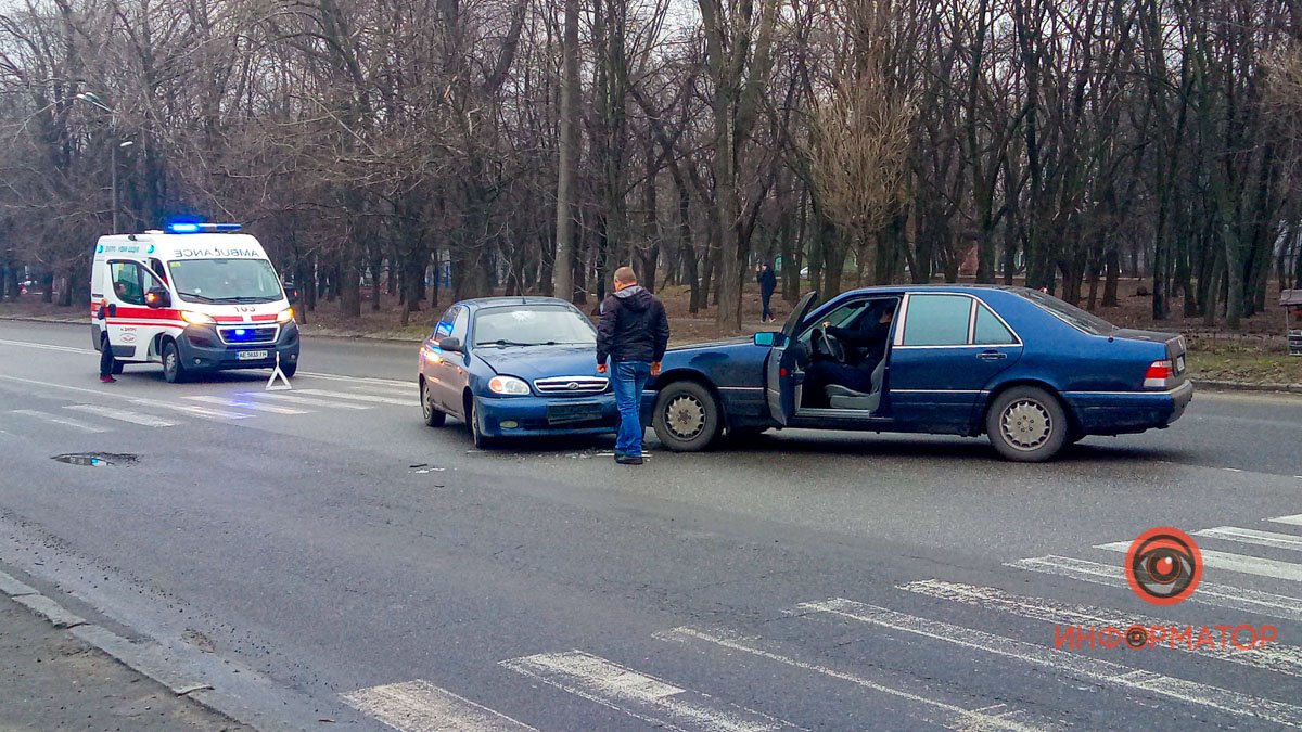 В Днепре на Киевской столкнулись ЗАЗ и Mercedes: пострадали двое