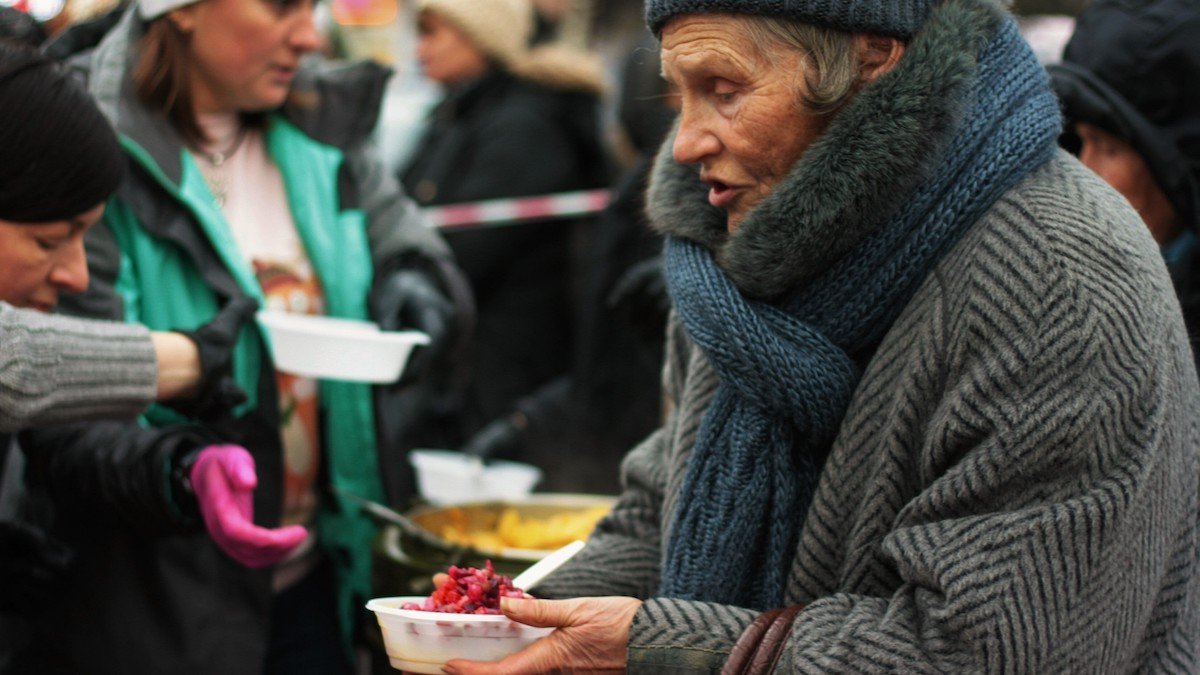 В Днепре волонтёры БФ «Преображение» раздают бесплатные обеды для бездомных и малоимущих