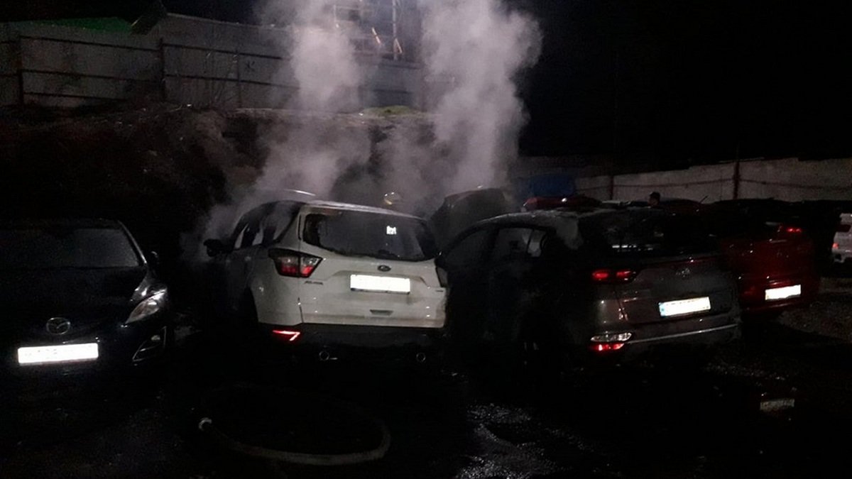 Под Днепром на стоянке горели 4 автомобиля
