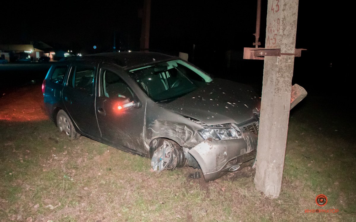 В Подгородном столкнулись Renault и Ford: автомобиль въехал в столб