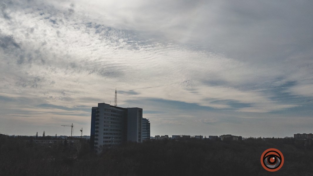 Над Днепром повисли пушистые облака