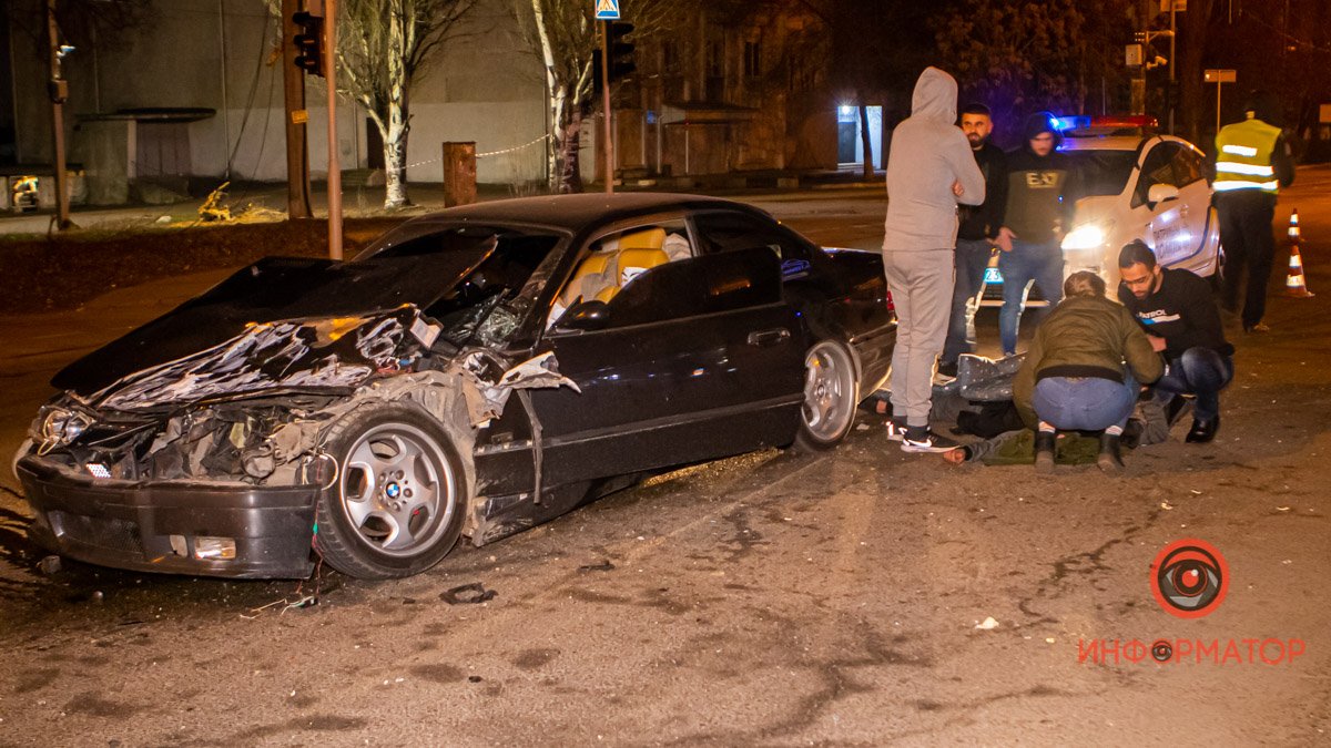 В Днепре на проспекте Поля BMW влетел в автомобиль скорой помощи: водителя госпитализировали
