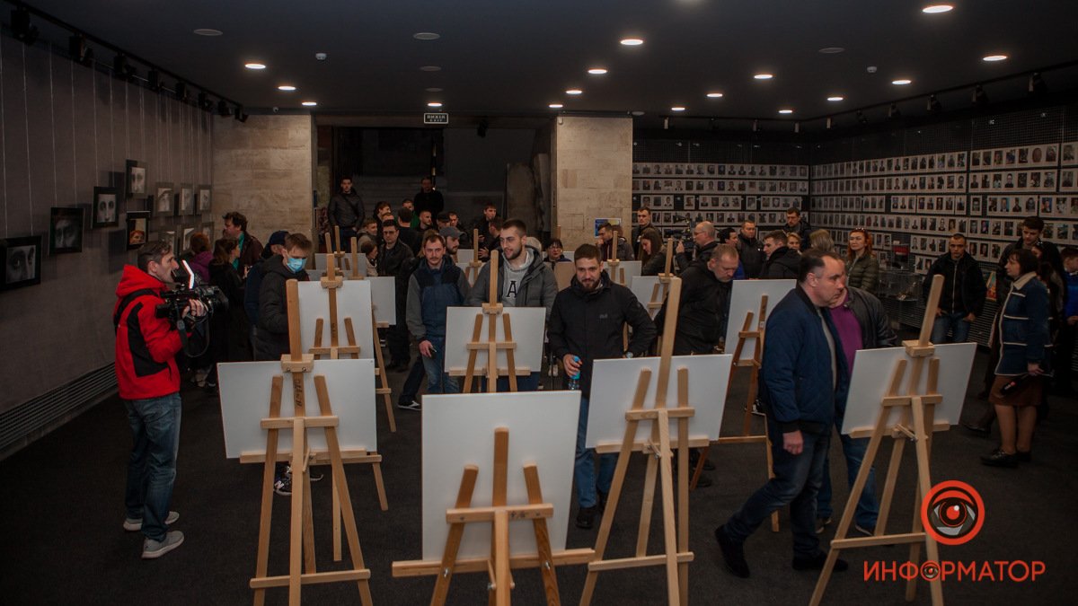 В Днепре открыли выставку фоторабот погибшего бойца Романа Романенко