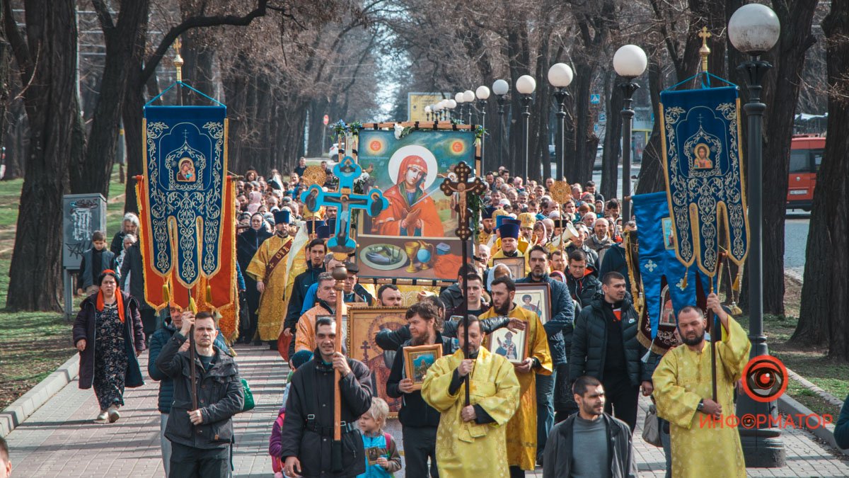 По Днепру Крестным ходом прошли сотни верующих
