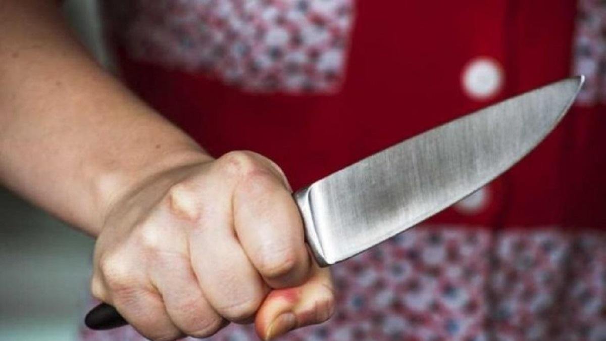 В Днепре женщина поссорилась с сожителем и ударила себя ножом в живот