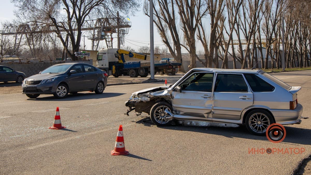 В Днепре на Криворожской ВАЗ не справился с управлением и протаранил Kia