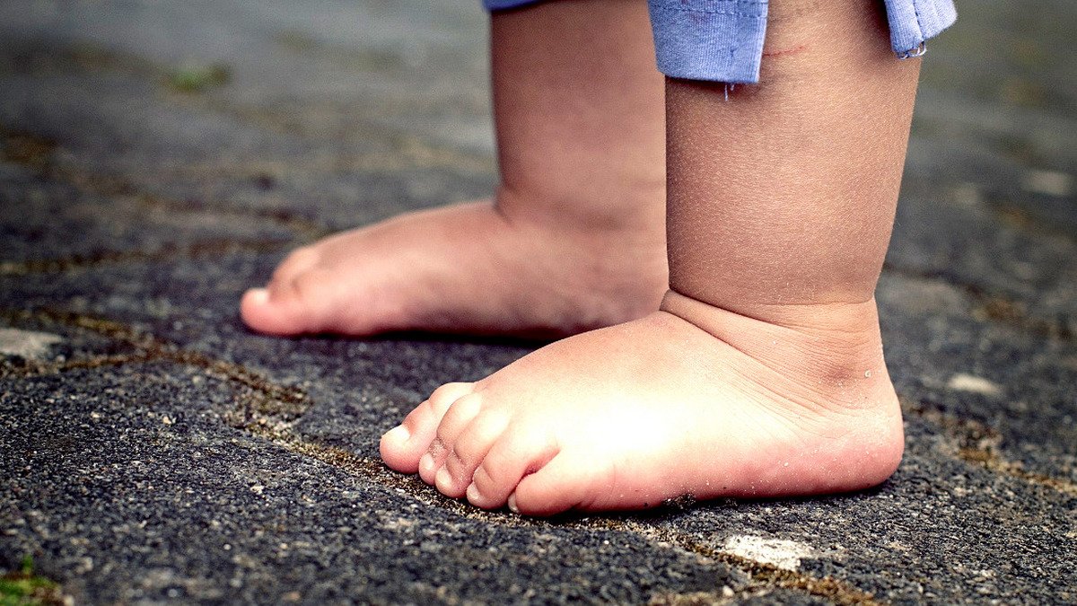 В Днепре двухлетний мальчик бродил по улице почти без одежды