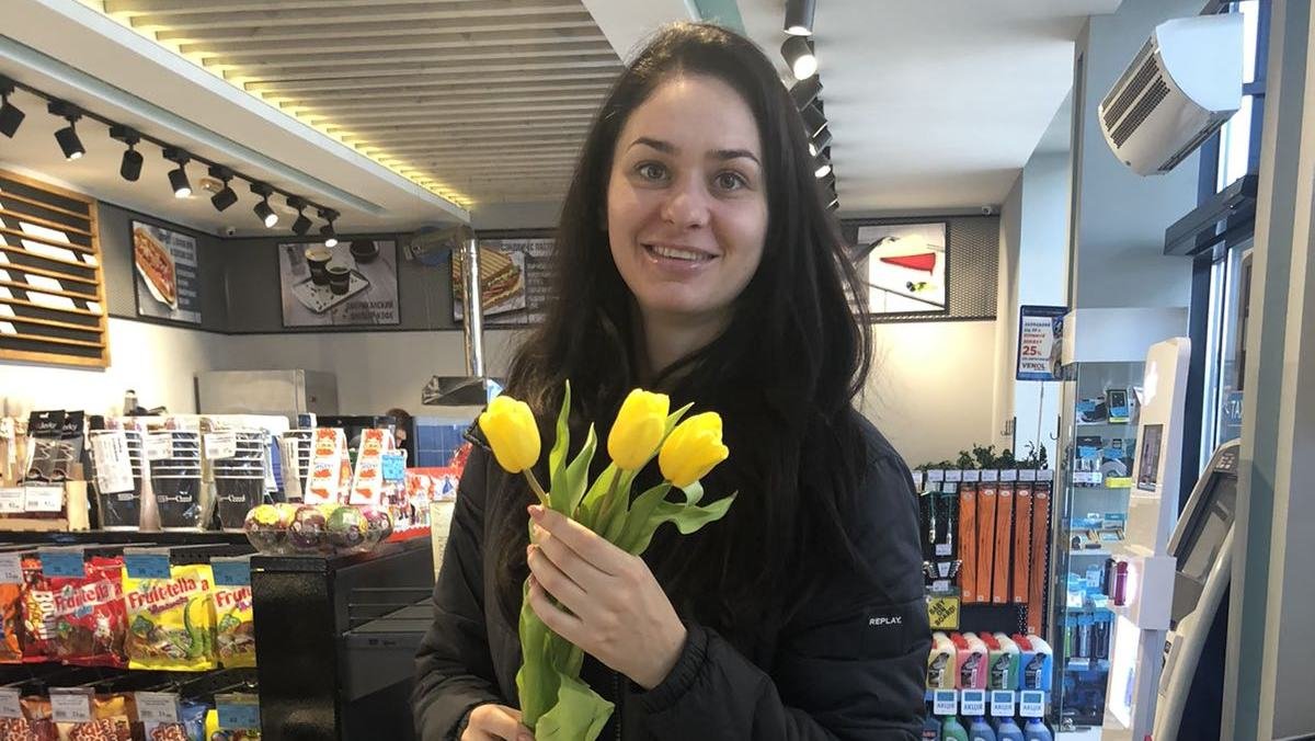 Женский праздник на заправке: сотрудники АЗС SKY поздравили своих клиенток букетами тюльпанов