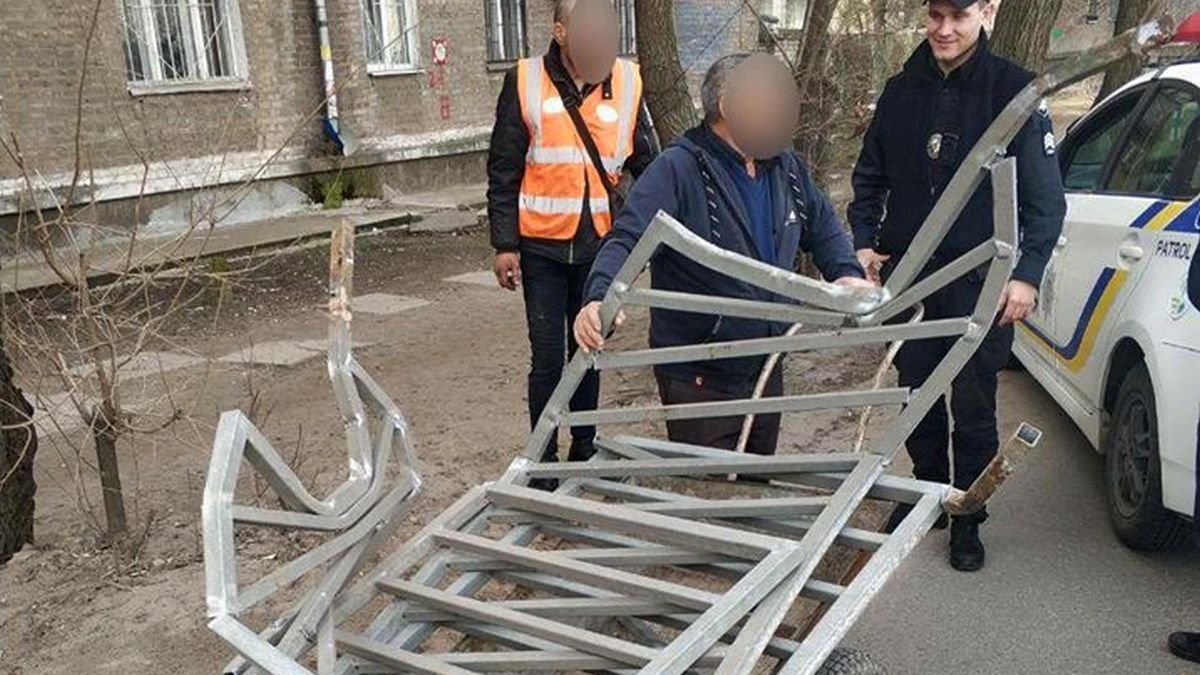 В Днепре двое мужчин решили заработать на заборе, который сбил мусоровоз на Калиновой