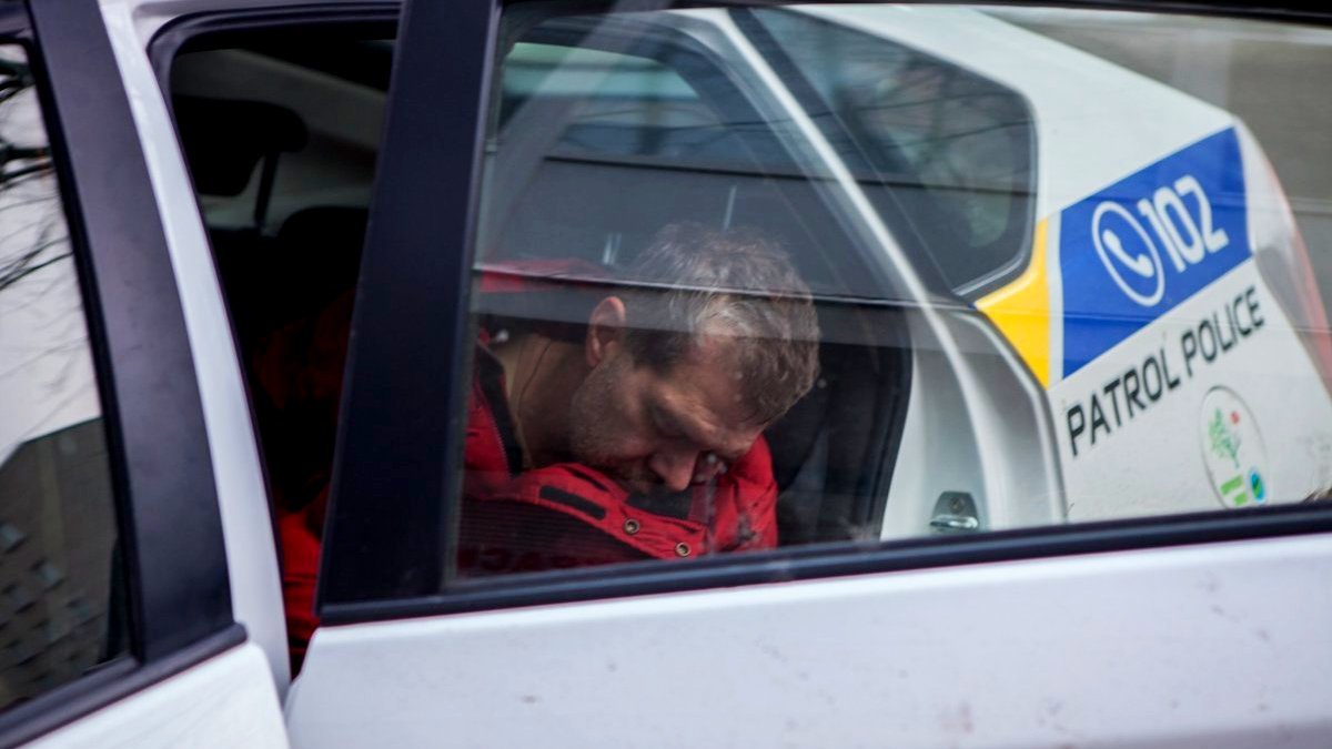 В Днепре пьяный водитель ЗАЗа чуть не сбил пешеходов, остановился на парковке и уснул