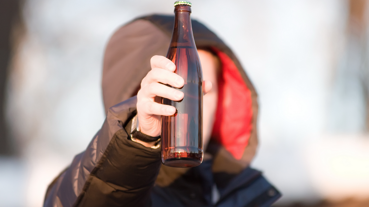 Полицейские Днепра нашли торговую точку, где продавали алкоголь подросткам