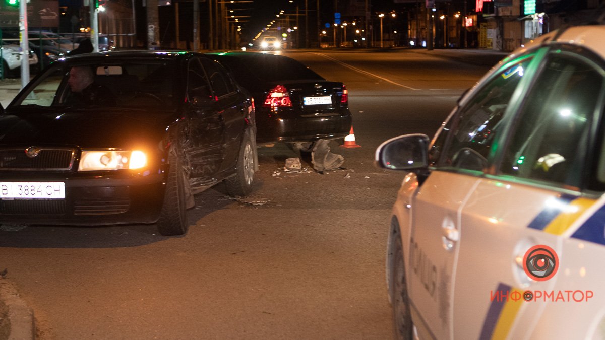 В Днепре возле "Каравана" Chevrolet врезался в Skoda: пострадала женщина