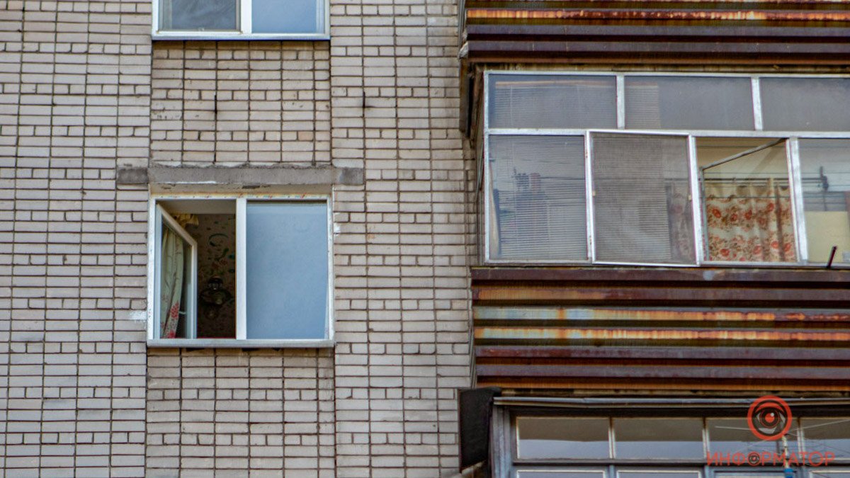В Днепре на Слобожанском проспекте 23-летний парень выпрыгнул из окна 4-го этажа