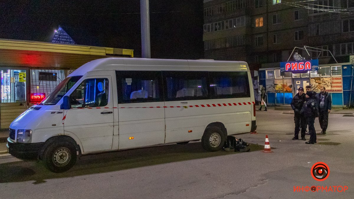В Днепре на Парусе микроавтобус насмерть переехал мужчину: видео момента аварии