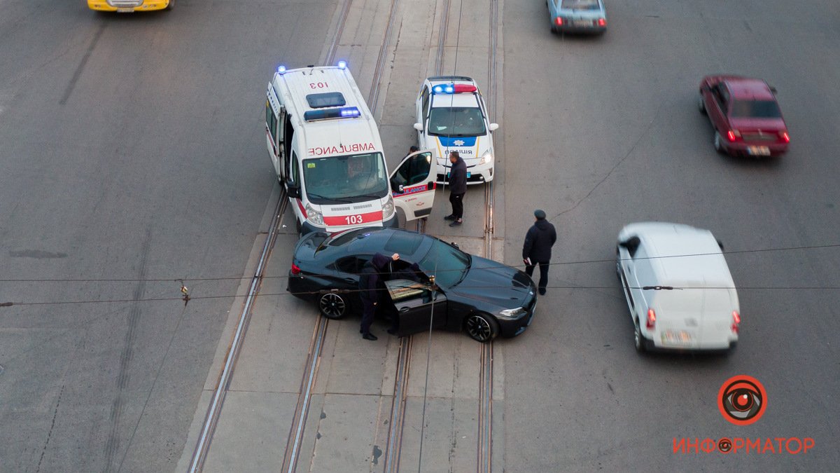 В Днепре на Мануйловском столкнулись BMW и автомобиль скорой: двое пострадали