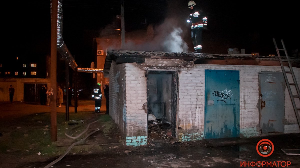 В Днепре на Пулковской горел сарай и оказывали помощь мужчине