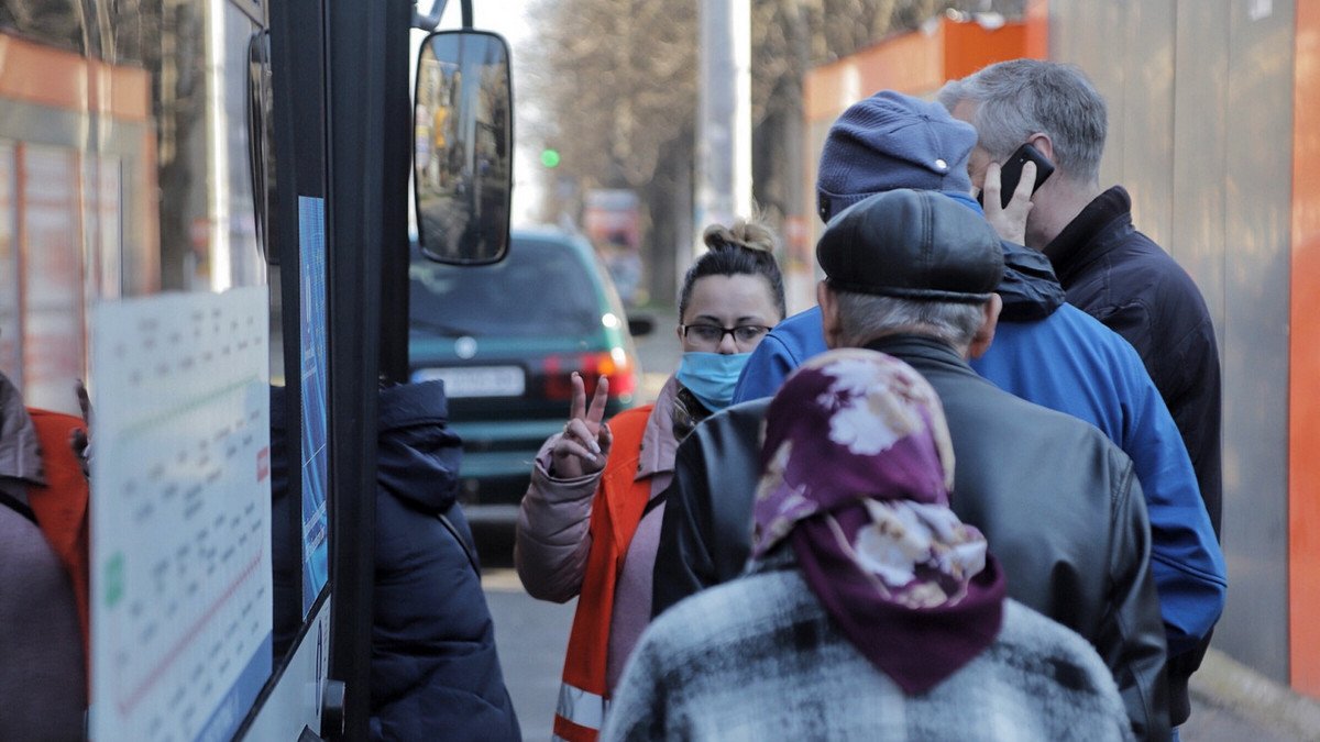 В маршрутки Днепра не пускают больше 10 человек: водителей будут штрафовать