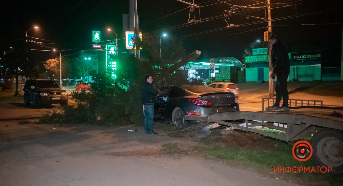 В Днепре на улице Лисиченко Hyundai снес елку: трое пострадавших