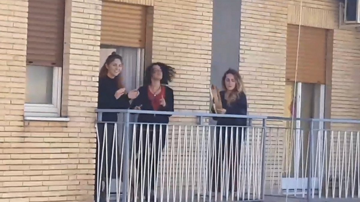 Жителей Днепра призывают выйти на балконы, чтобы поддержать медиков