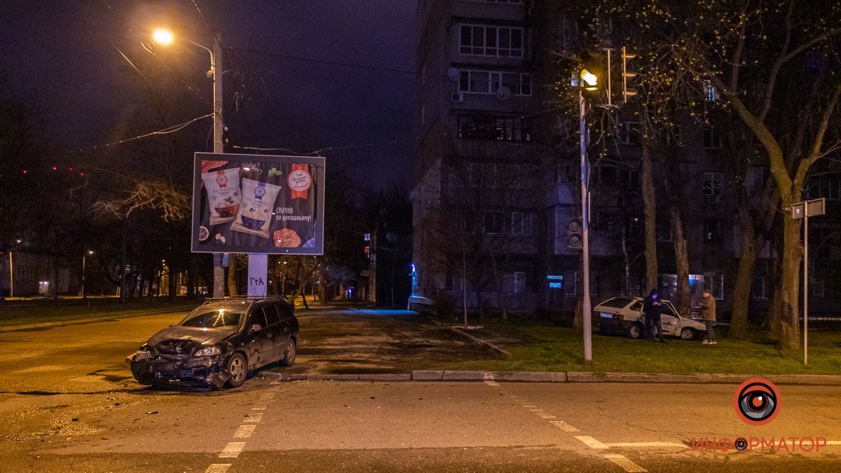 В Днепре на улице Антоновича столкнулись ВАЗ и Opel: пострадал мужчина