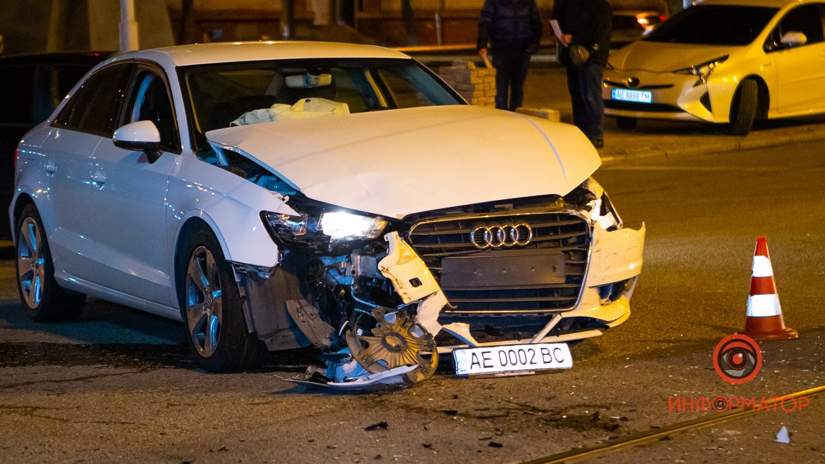 В Днепре возле Танка столкнулись Audi и Peugeot: пострадал подросток