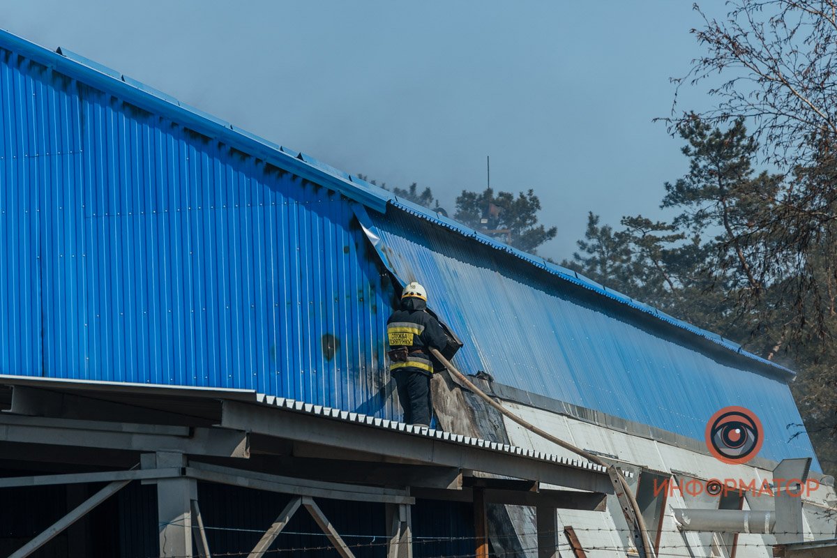В Днепре на Курсантской горели склады