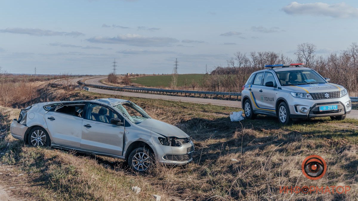 Недалеко от Днепра Volkswagen слетел с дороги и несколько раз перевернулся