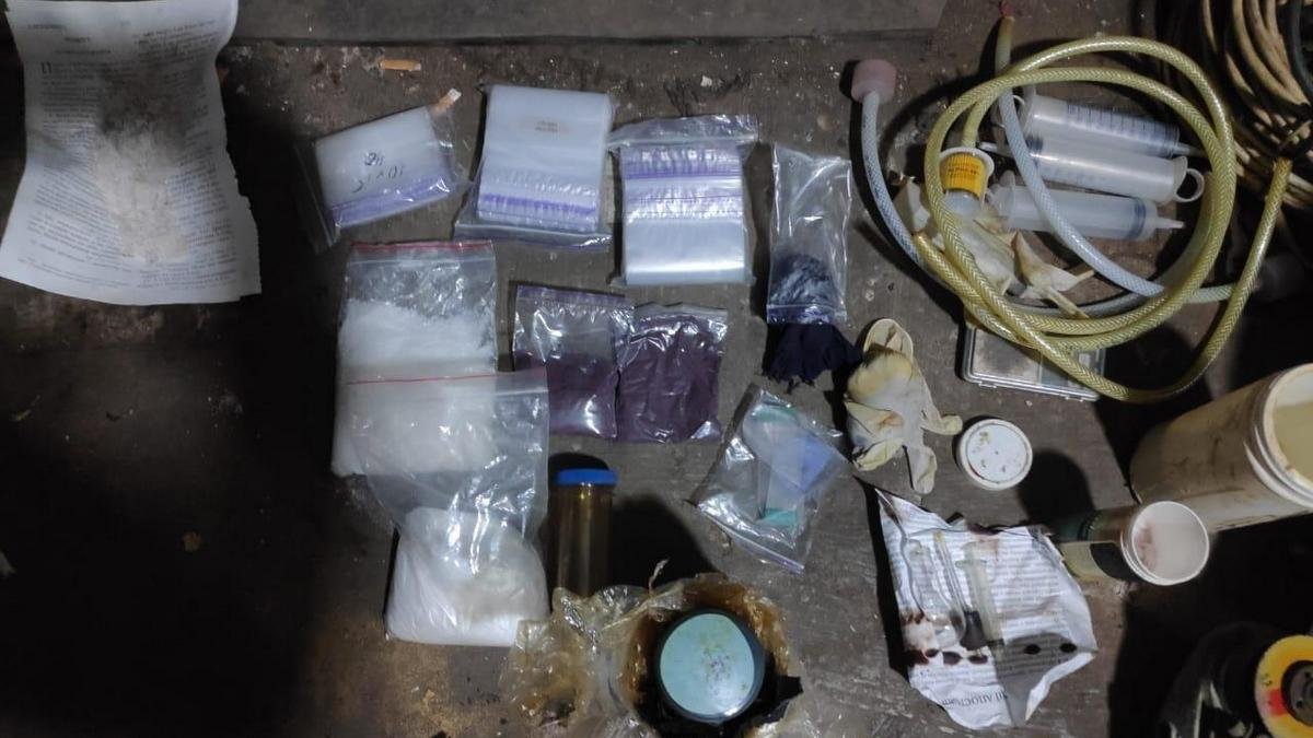 В Днепре полицейские изъяли у преступной группировки наркотики на полмиллиона гривен