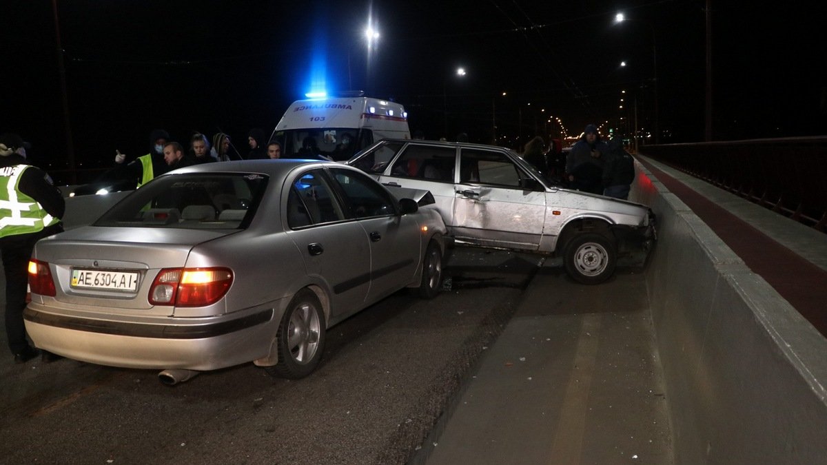 В Днепре на Новом мосту столкнулись ВАЗ и Nissan: пострадала женщина
