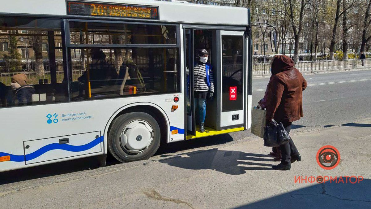 Жителям Днепра начали раздавать пропуски для проезда в общественном транспорте