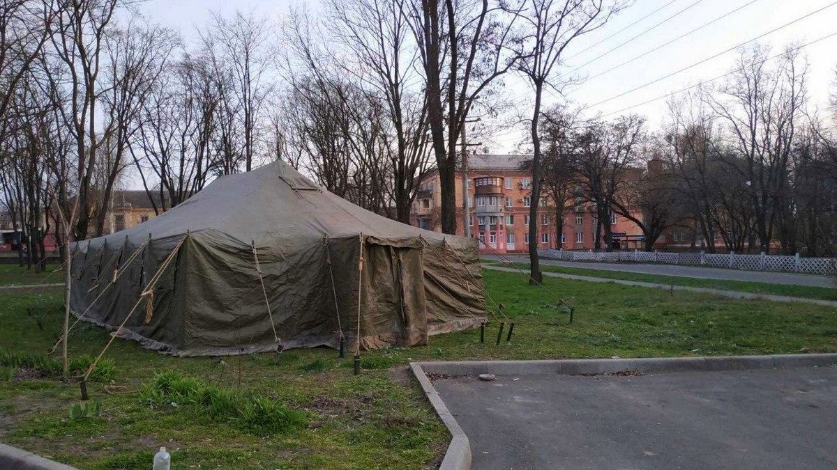 При больницах Днепра и области установили палатки для сортировки больных коронавирусом