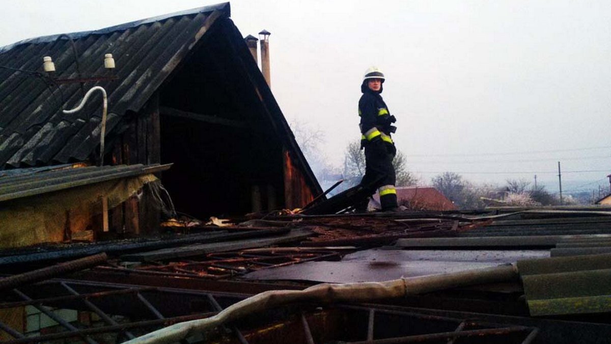 В Днепре сгорел дом многодетной семьи: нужна помощь