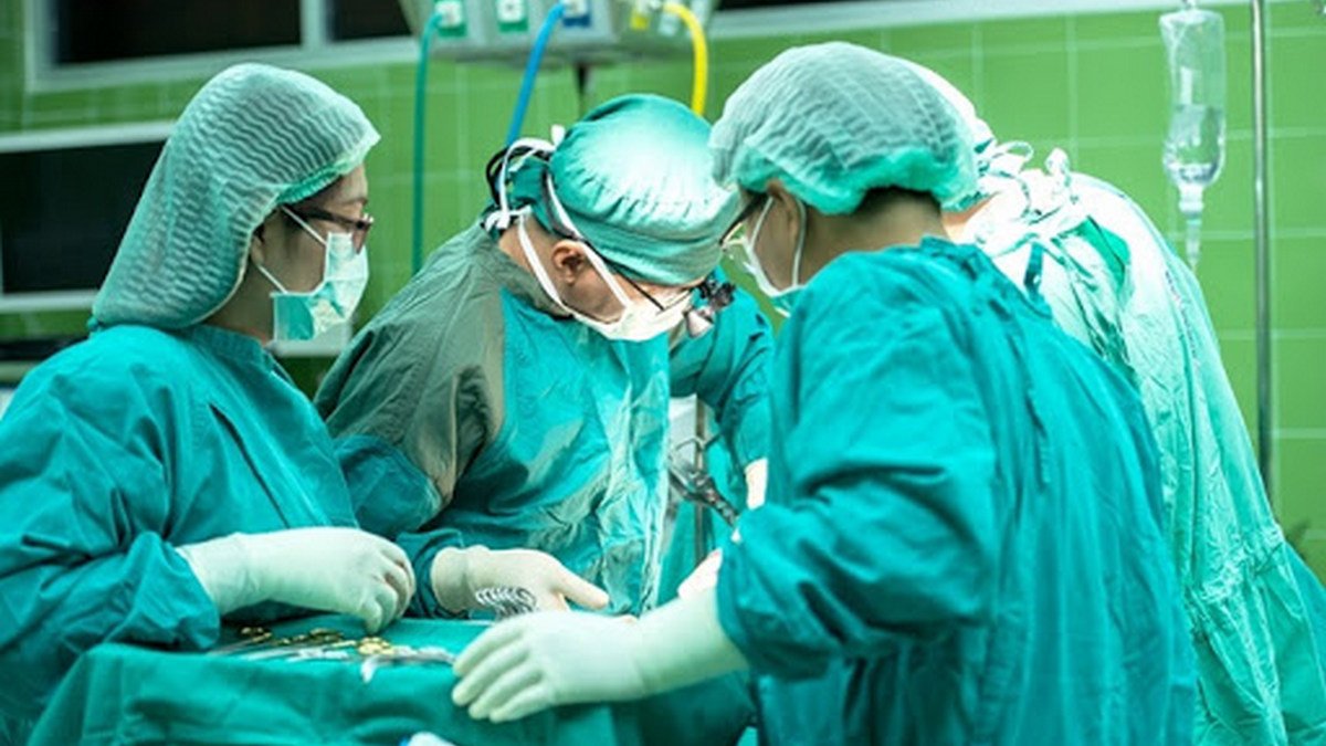 В Днепре врачи больницы Мечникова больше 6 часов оперировали женщину с крупной опухолью мозга
