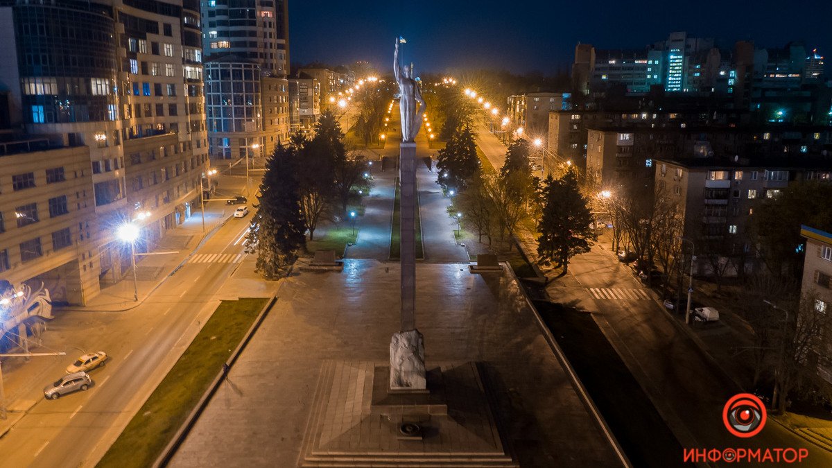 Огни сонного города: как выглядит начало проспекта Яворницкого под покровом ночи