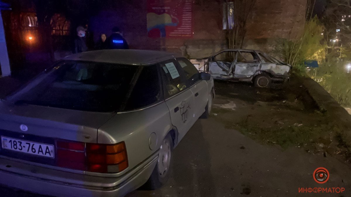 В центре Днепра подожгли старый брошенный Ford: появилось видео