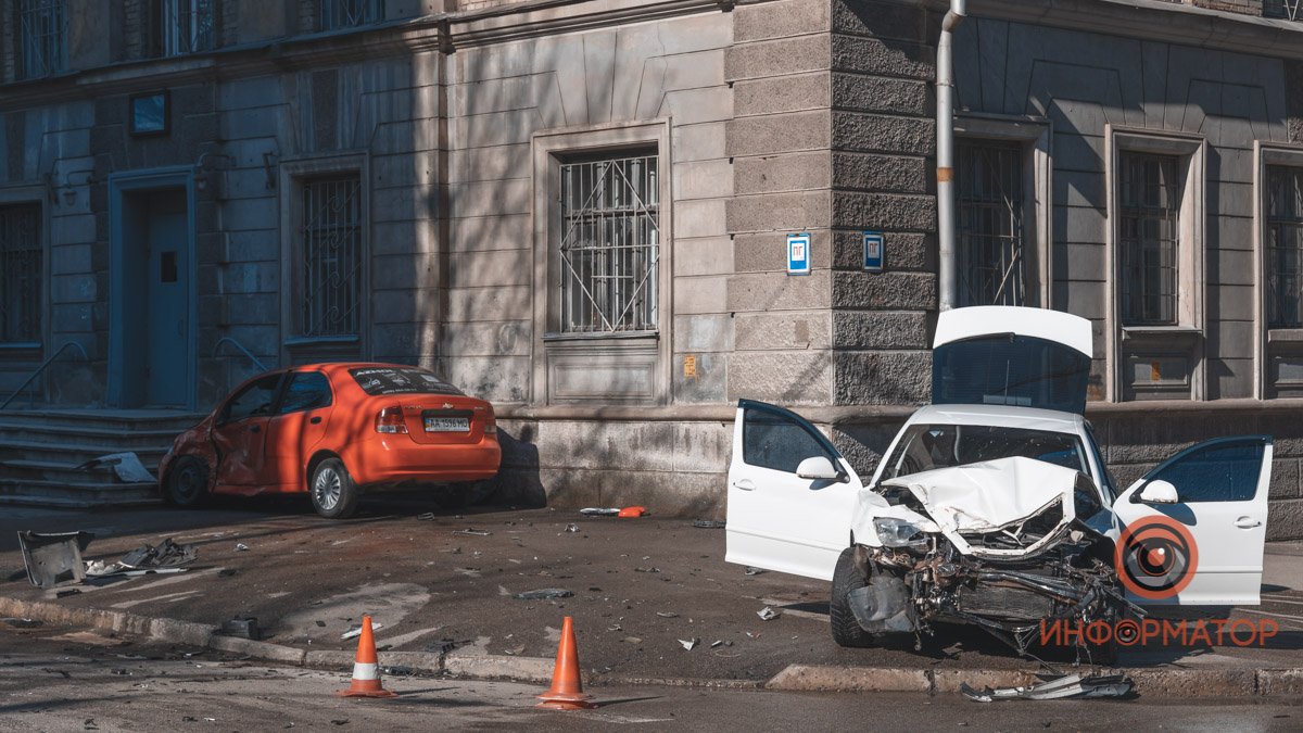 В Днепре на Жуковского столкнулись Chevrolet и Skoda: оба автомобиля вылетели на тротуар