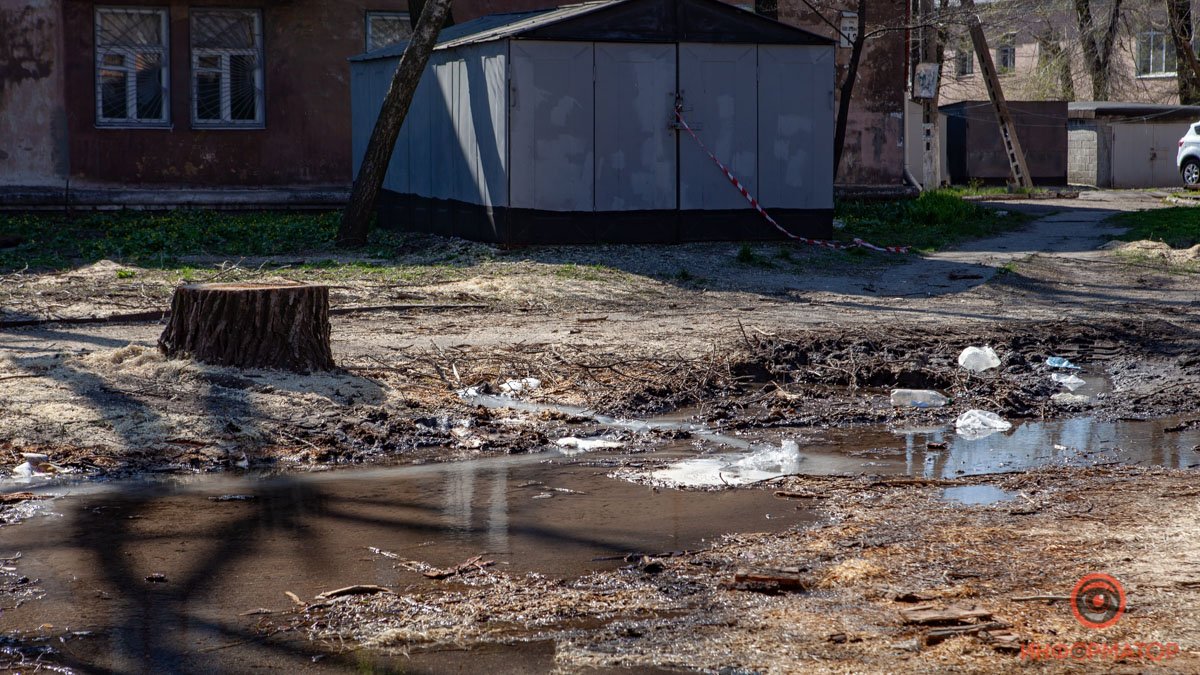 В Днепре на Новоорловской бьет вода: ручьи растеклись по трем улицам