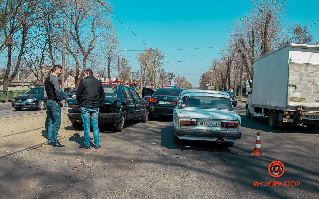 В Днепре на проспекте Хмельницкого столкнулись ВАЗ, Fiat и Hyundai: пострадала женщина